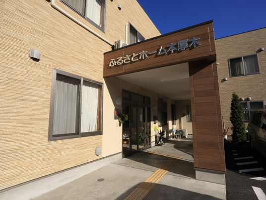 晴れた日の施設のエントランス