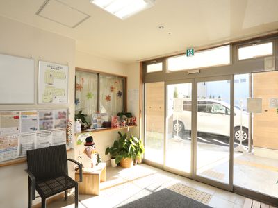 日差しが差し込むエントランス