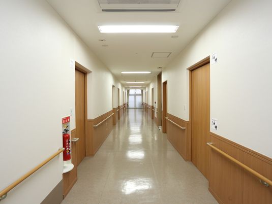 明るく広々とした廊下