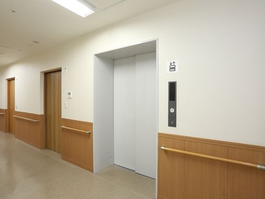 清潔な廊下とエレベーター