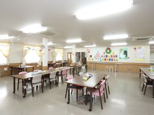 広々とした施設の食堂