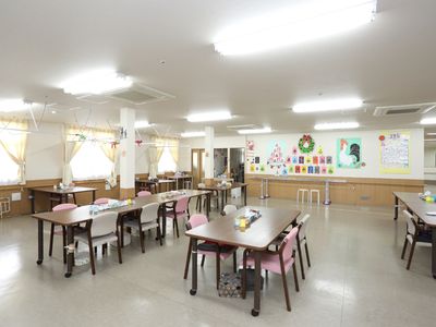 広々とした施設の食堂