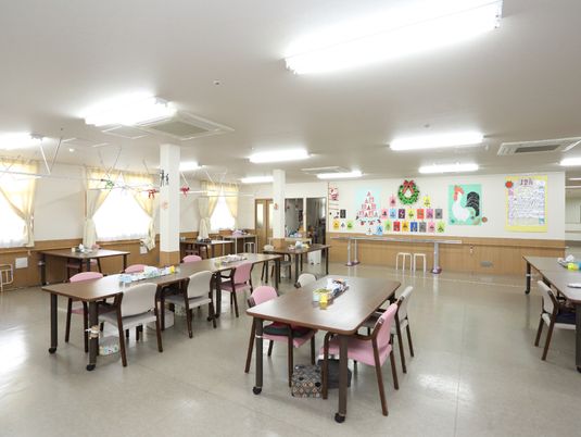 広々とした施設の食堂
