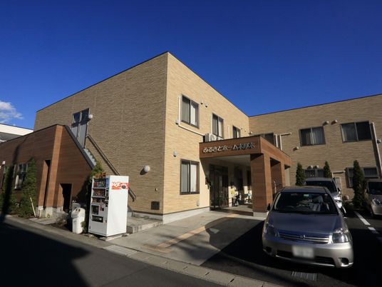暖かみのある建物の外観