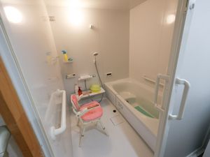 手すり付きの浴室  