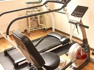 機能訓練機器のある室内  