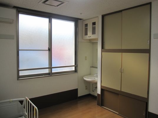 居室の窓と洗面台
