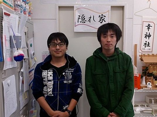 職員が並ぶ掲示スペース  