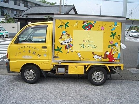 黄色い配送車の側面  