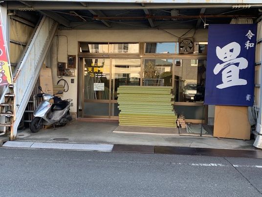 暖簾のある玄関先  