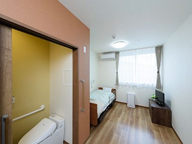 居心地の良い居室 居室 広々とした居室は、自然光がたっぷり入って明るい空間を提供します。リラックスしやすい環境です。