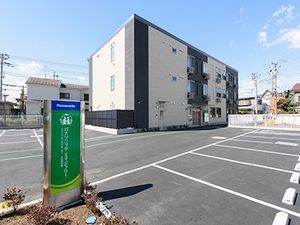 駐車場が広がる外観
