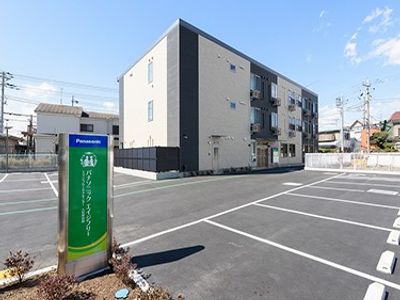 駐車場が広がる外観