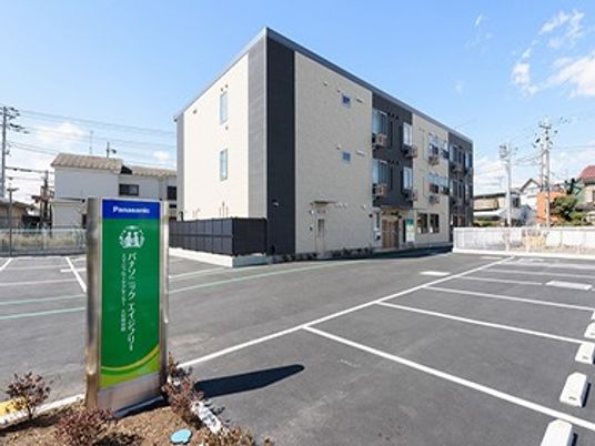 駐車場が広がる外観