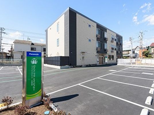 駐車場が広がる外観