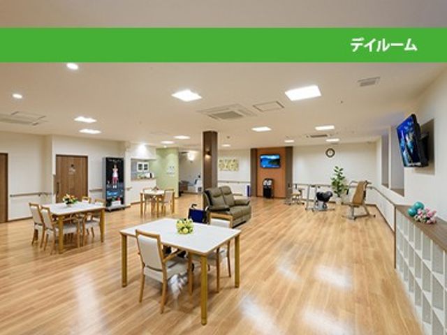 明るい共有スペース リビング   自然光が入りやすい広々とした共有スペースです。テーブルやソファが配置され、くつろぎや会話の時間を過ごしやすそうです。