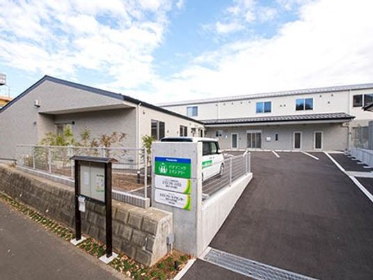 建物外観と駐車場の外観  