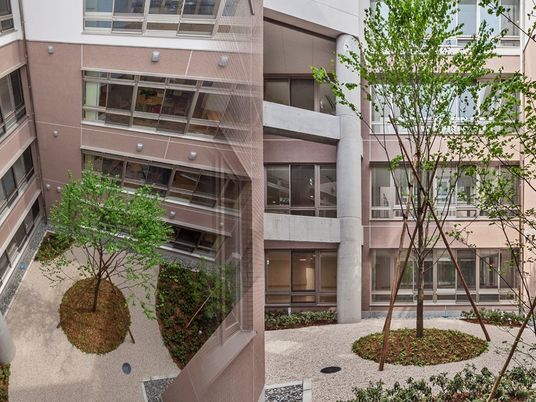 中庭のある建物外観  