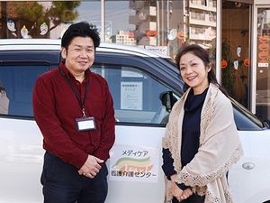 スタッフが並ぶエントランス  