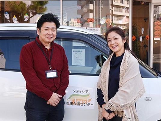 スタッフが並ぶエントランス  