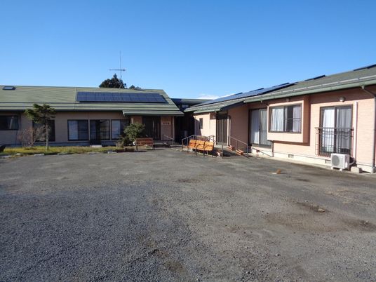 広々とした外観の施設