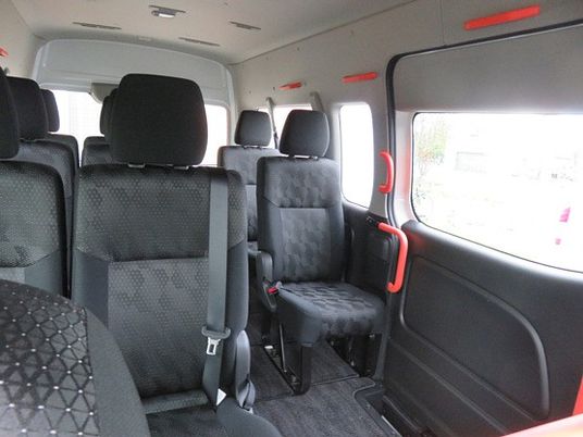 送迎車の車内  