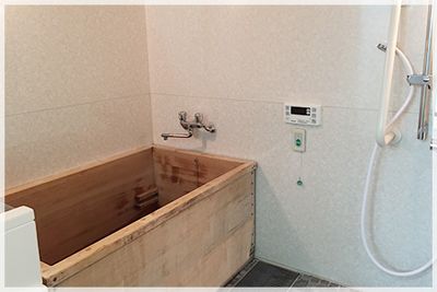 木製の浴槽がある浴室