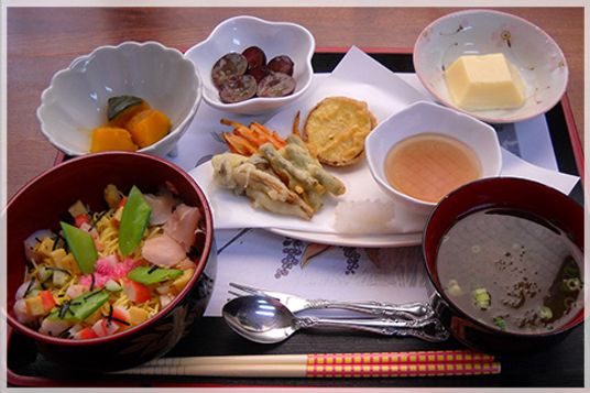 彩り豊かな料理の食堂