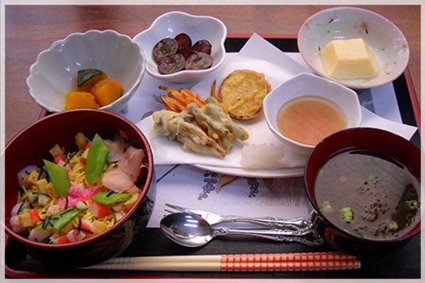 彩り豊かな料理の食堂