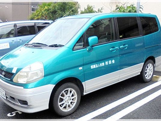 送迎車が停まる外観  