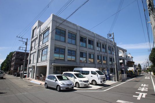 モダンな外観の建物