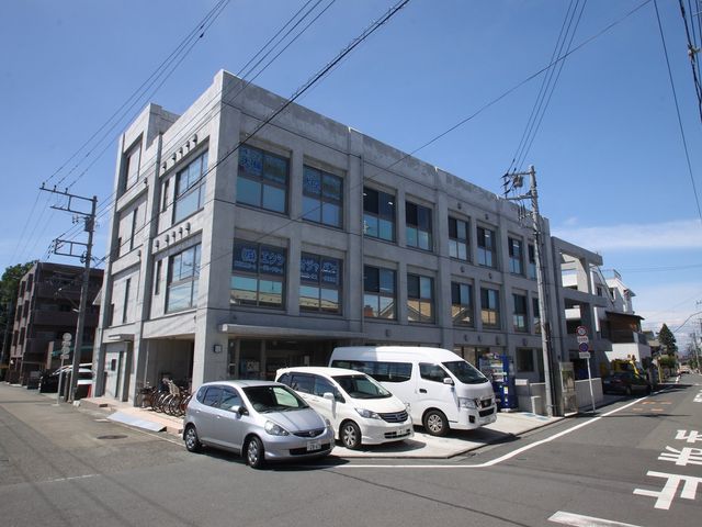 モダンな外観の建物 外観 モダンなデザインが目を引く建物です。施設周辺は交通アクセスも良好で通勤に便利です。
