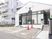 建物外観と駐車場  