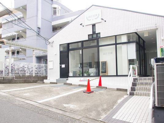 建物外観と駐車場  