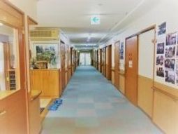 廊下の明るい光景
