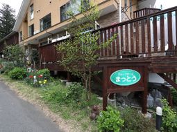 中庭の緑と看板