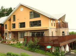 黄色い壁の建物外観