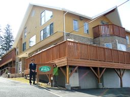 明るい外観の建物と人々