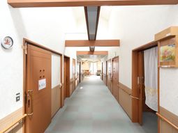 明るく清潔な廊下