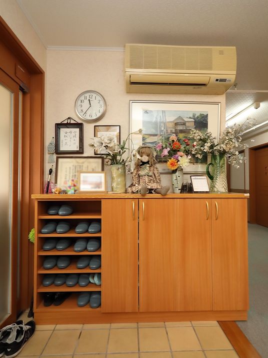 エントランスの衣類保管棚