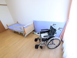 ベッドと車椅子の部屋