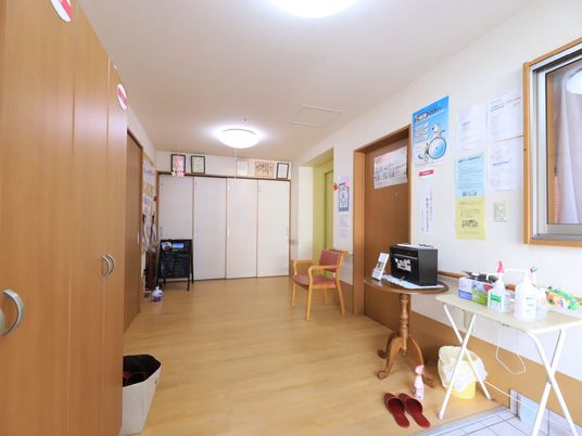 廊下の明るいシーン