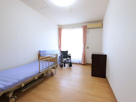 明るい居室の様子