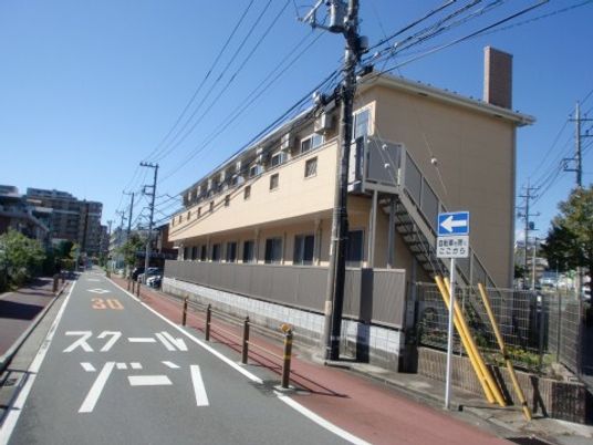 平屋建ての施設外観