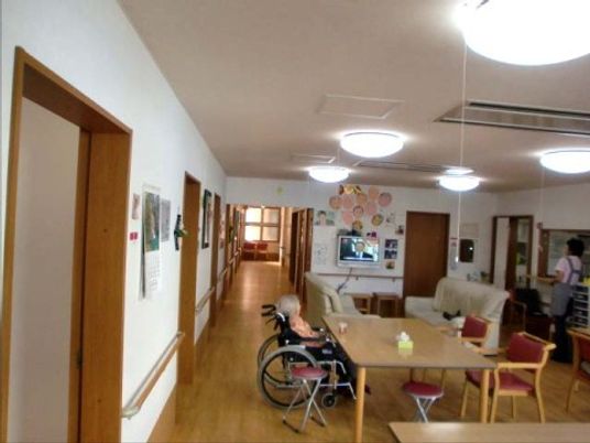 明るい広々とした廊下