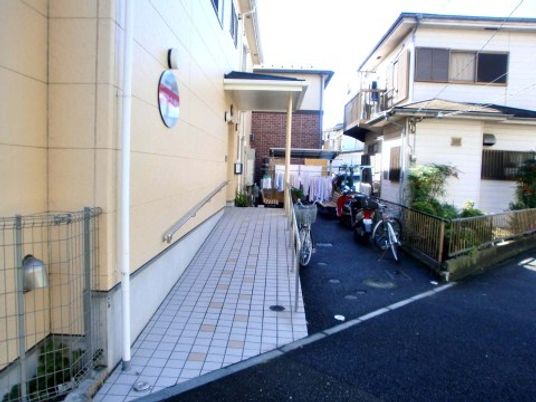 明るい通路と建物