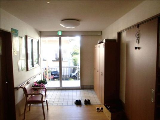 明るい廊下と玄関スペース