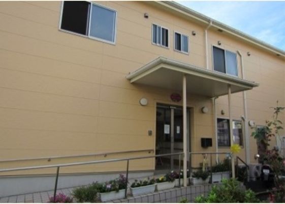 明るい外観の建物入口