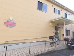 明るい建物の外観