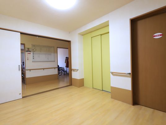 廊下と部屋の扉